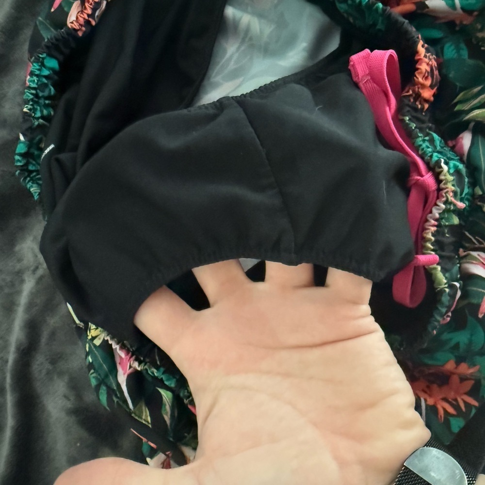 Old Navy Active Black and Green Floral Shorts - Picture 4 of 4
